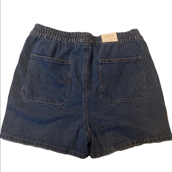 Elastic waist high rise short. - Picture 3 of 4